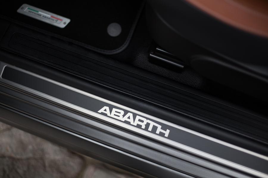 Детали интерьера Abarth 595 Turismo (312) 2016 года  (WW) (фото 2 из 18)